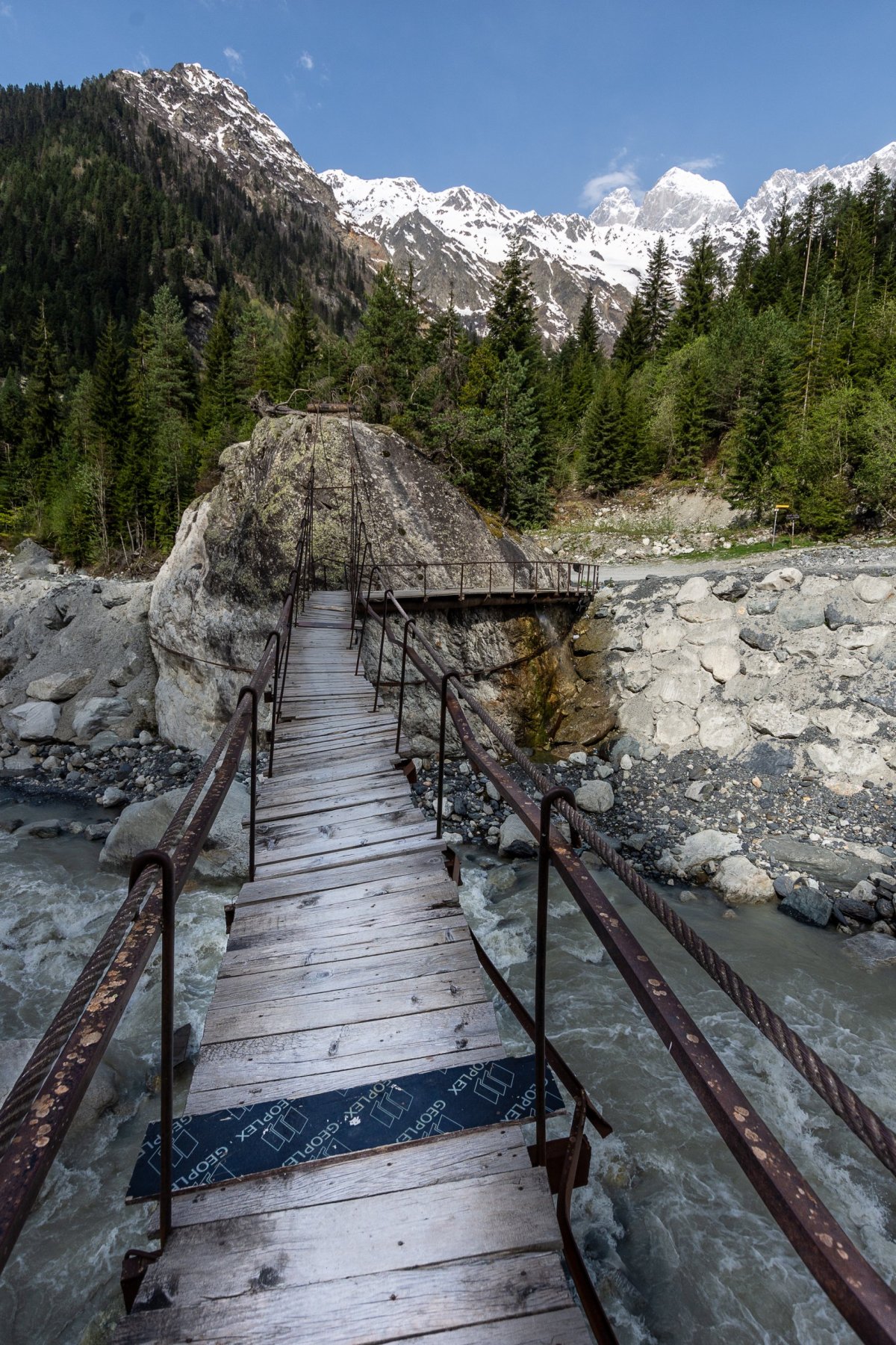 Mestia, jediná cesta přes říčku k ledovci