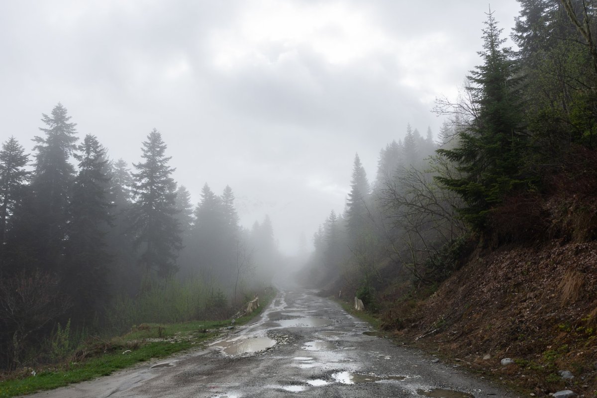 Příjezdová cesta do lyžařského letoviska Tetnuldi, misty mountains