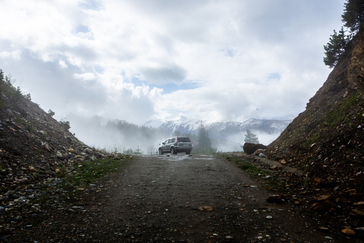 Jako z reklamy, hory v mracích, hrdinný teréňák...