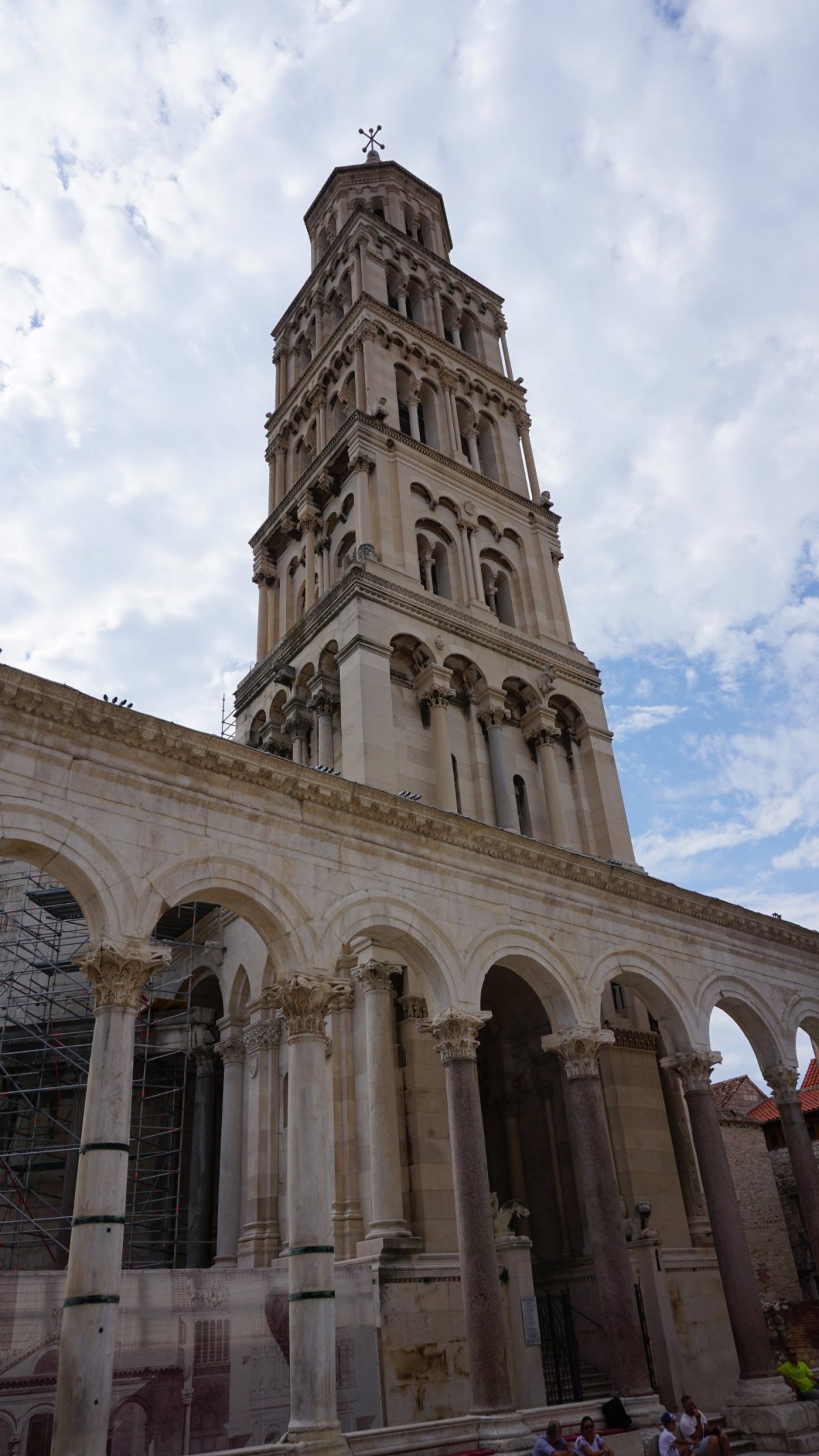 Katedrála sv. Domnia se zvonicí