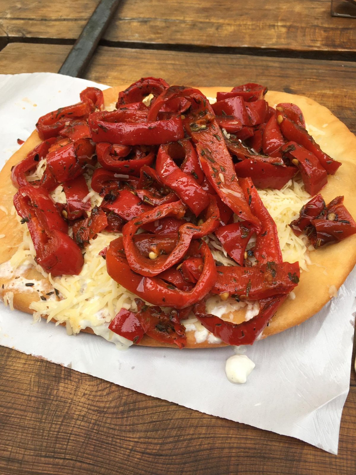 Maďarský lángos - s krémovým sýrem a grilovanou paprikou :) 