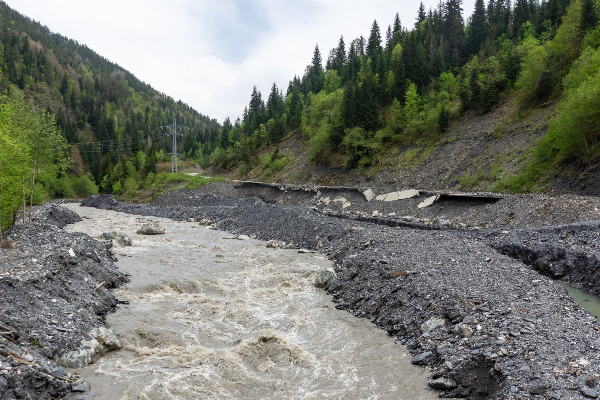Řeka Inguri, která je napájená horami, strhla silnici, objíždí se po svahu
