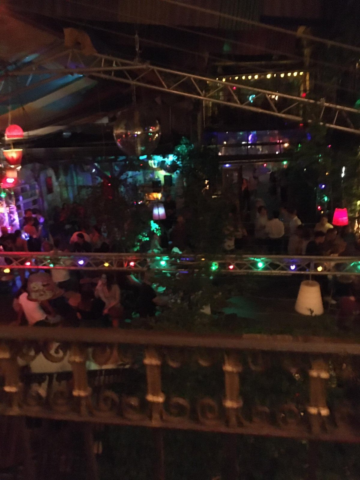 Szimpla Kert - kvalita fotky snížena tmou, osvětlením a požitým alkoholem :D
