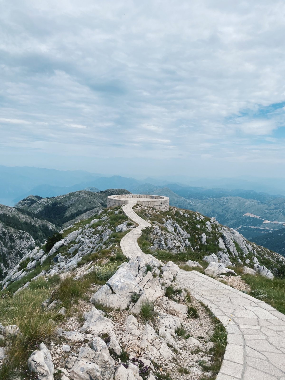Pohledy na pohoří Lovcén a v podstatě celou Černou Horu
