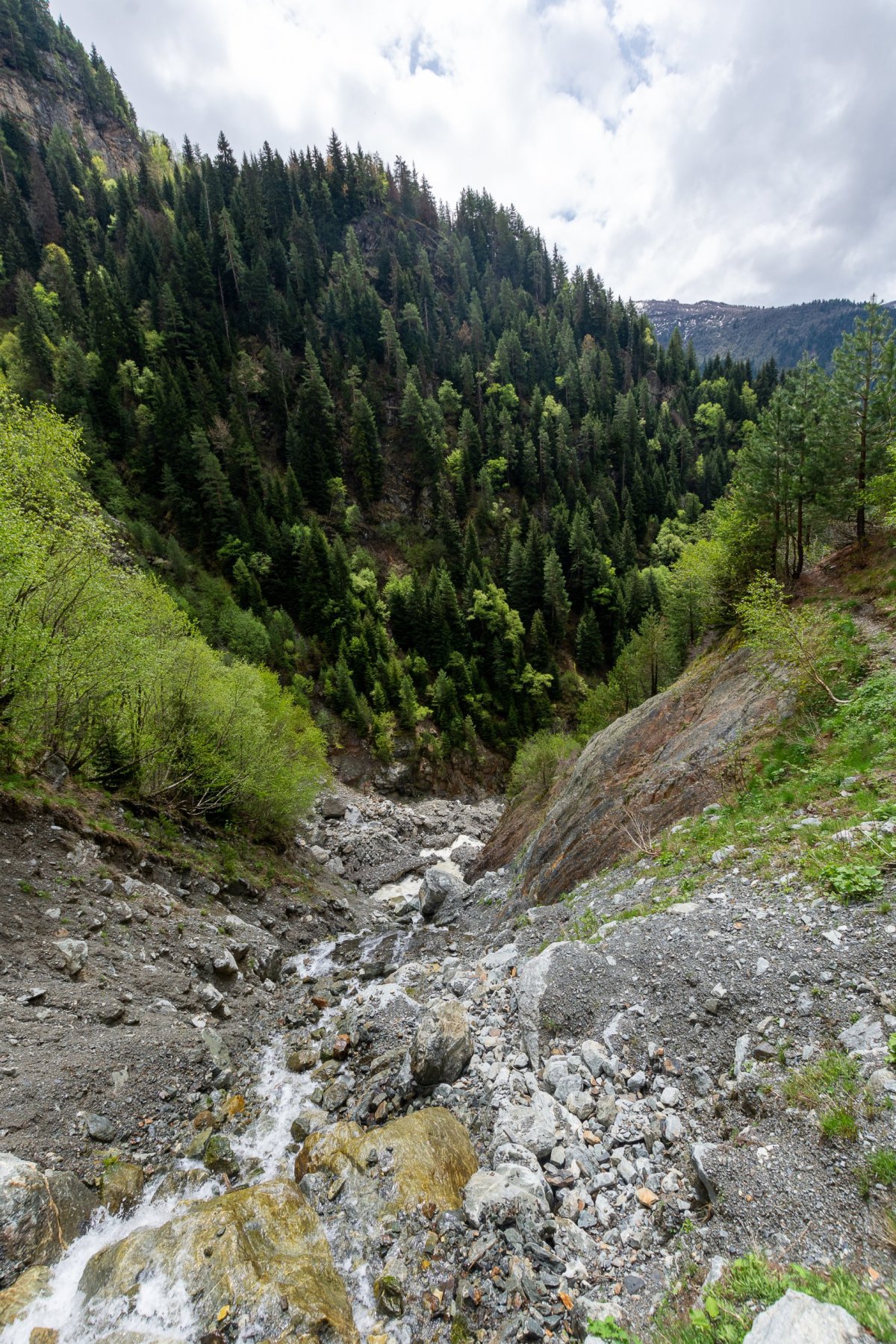 Cestu k ledovci smetla velká voda a lavina