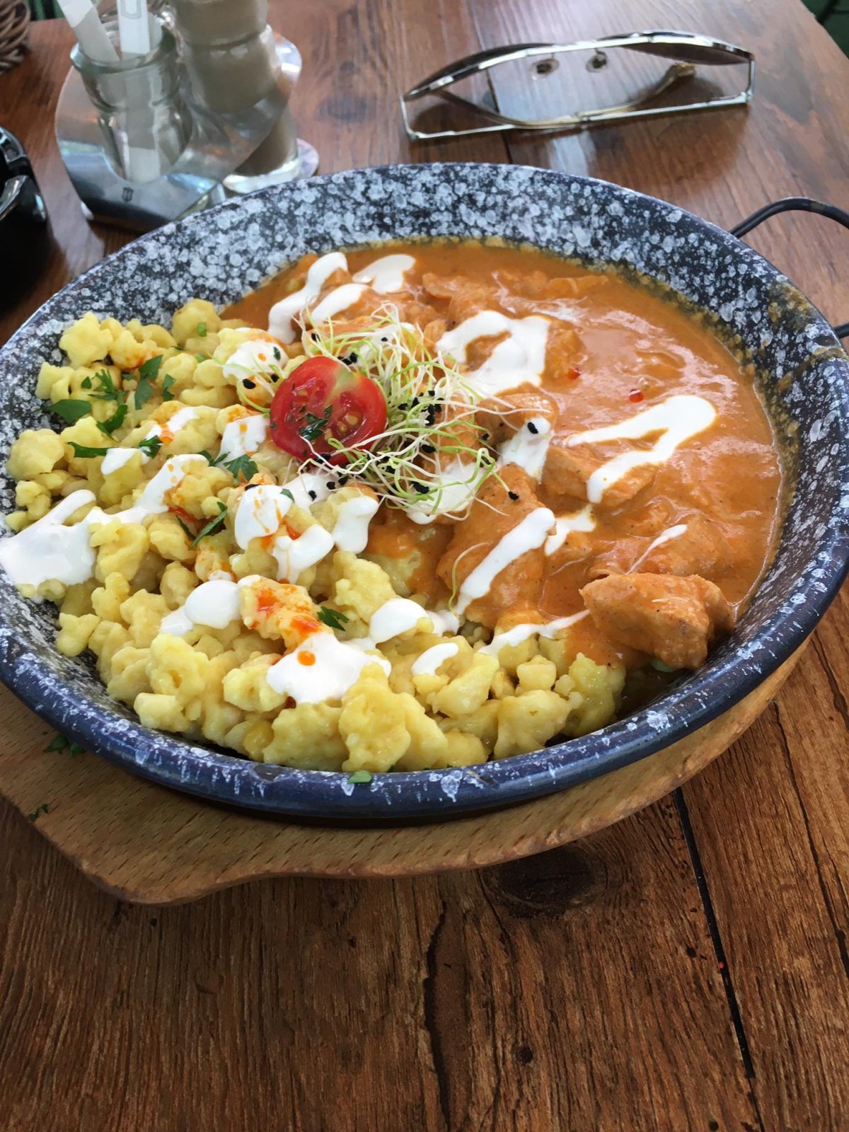 Paprikás csírke - v podstatě něco jako naše kuře na paprice