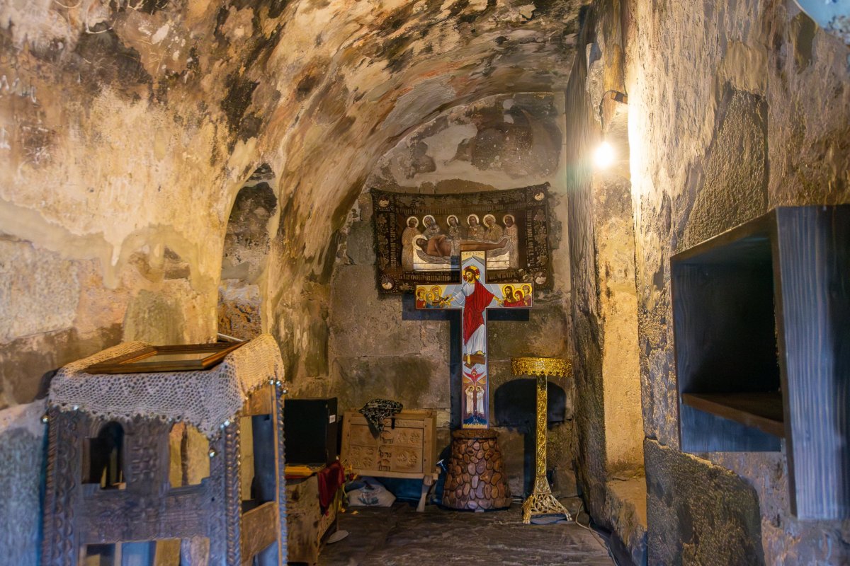Interiér starobylého kostelu Lamaria v Ušguli