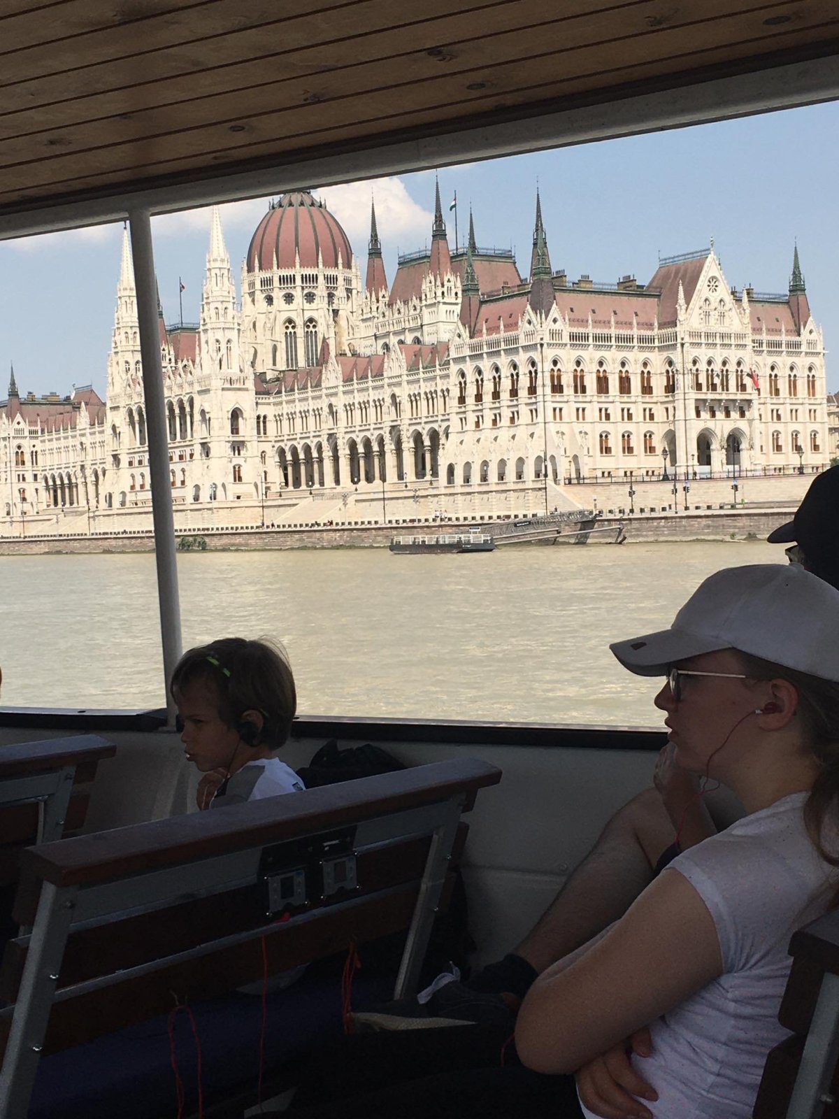 Vyhlídková loď po Dunaji, v pozadí Parlament