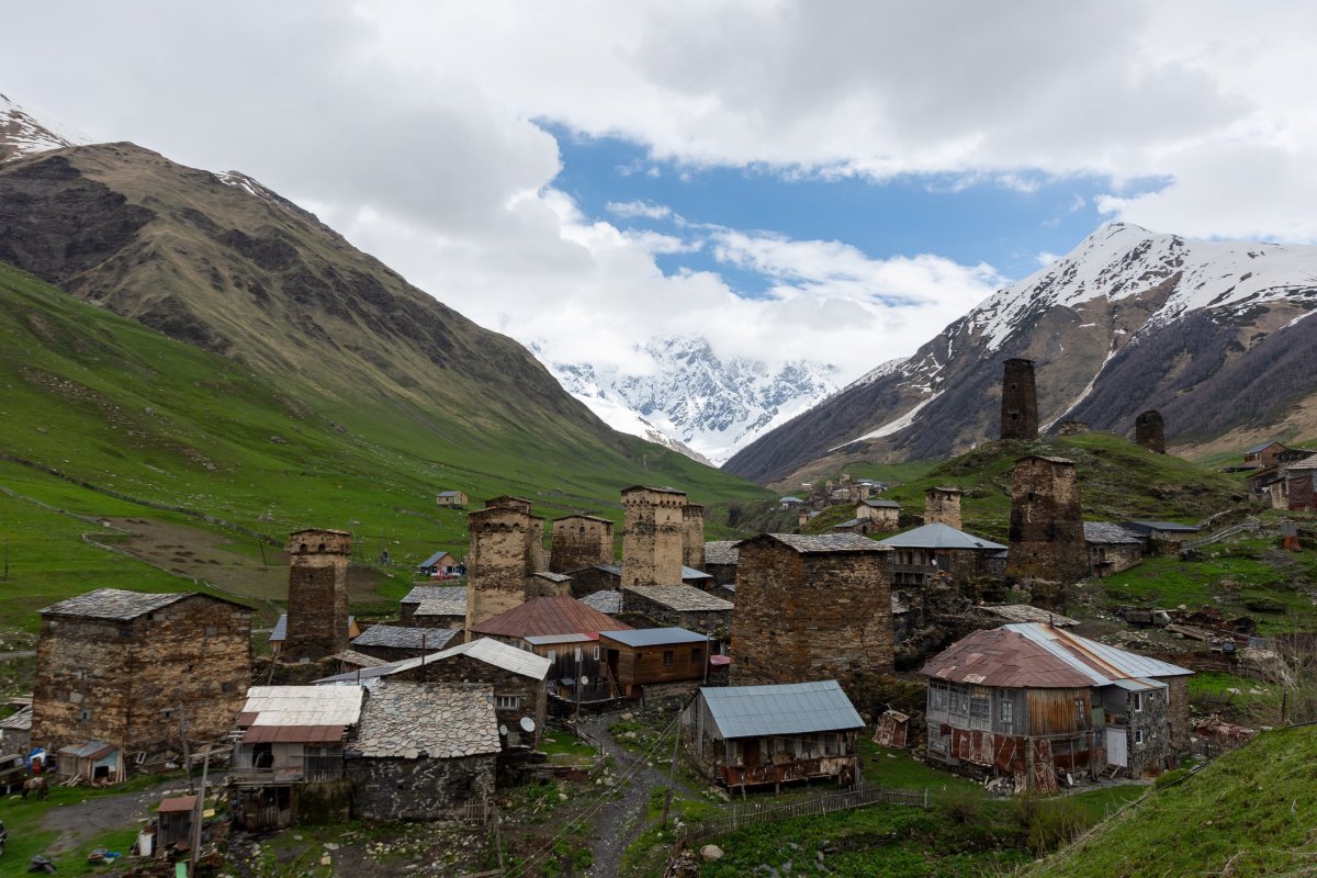 Výhled na pohoří Svaneti k ruským hranicícm, v popředí Usghuli s tradičními věžemi
