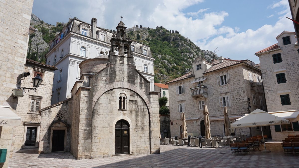 Památky a prázdné restaurace