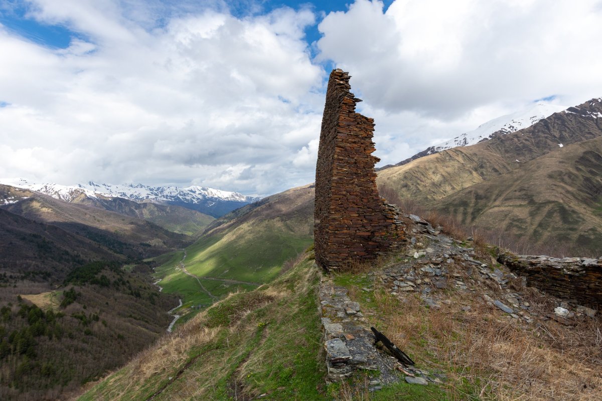 Pevnost nad Usghuli, თამარ მეფის საზაფხულო რეზიდენცია, výhled na údolí
