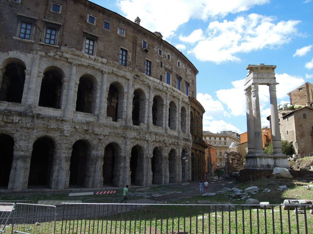 Divadlo Marcello, na první pohled podobné Koloseu, akorát mnohem menší.