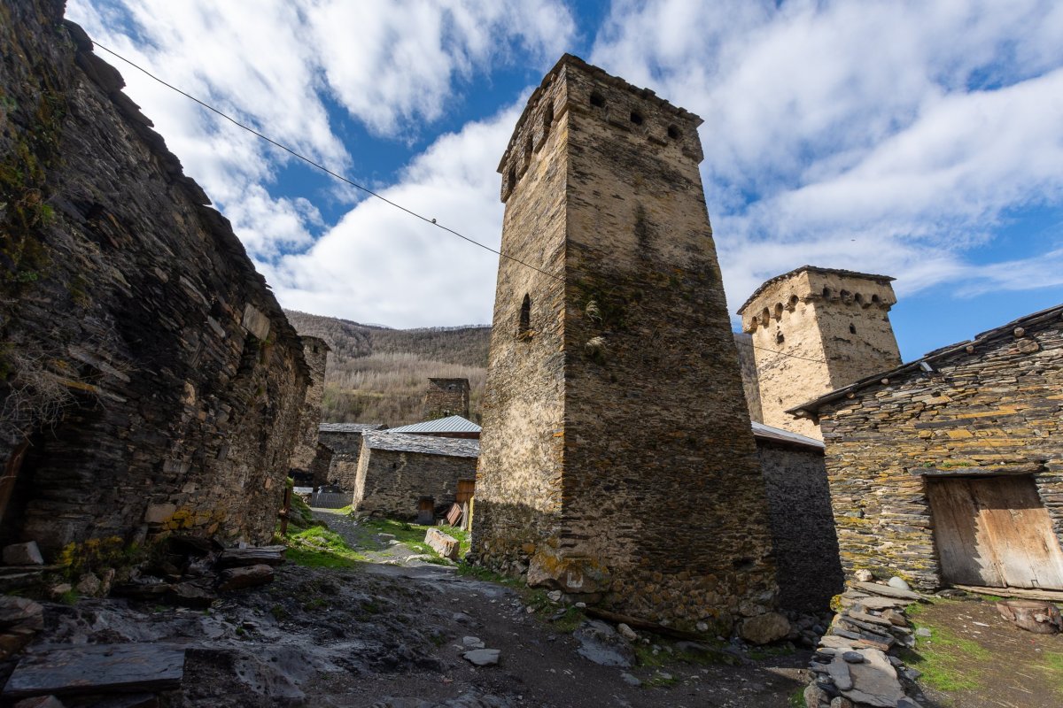 Kamenné domy a věže v Usghuli