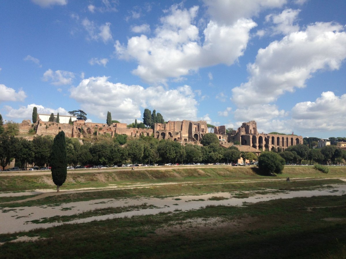 Circus Maximus, v pozadí památky Palatina. 