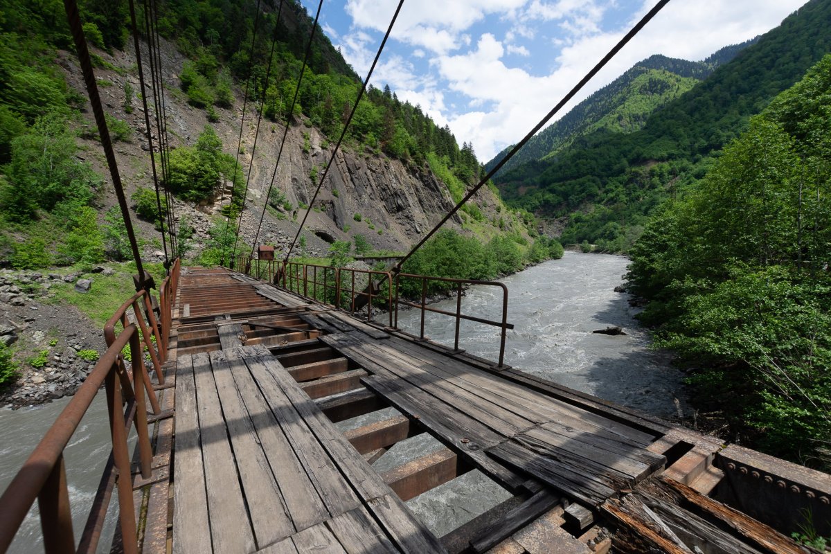 Lehce chatrný most přes řeku Inguri