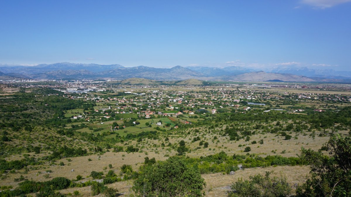 Pohled na Podgoricu v dálce