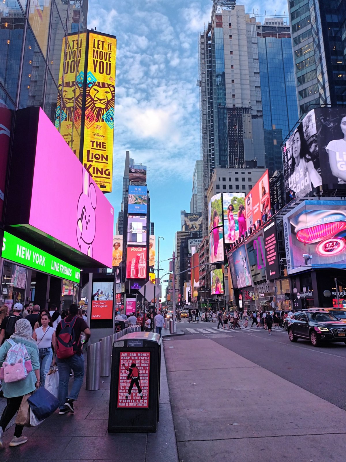 Neonové Times Square ve dne..