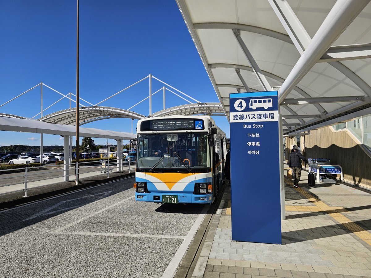 Autobusová zastávka před terminálem