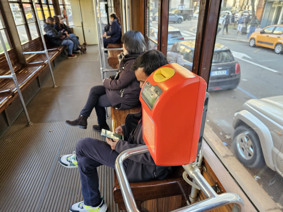 Validátor na papírové jízdenky