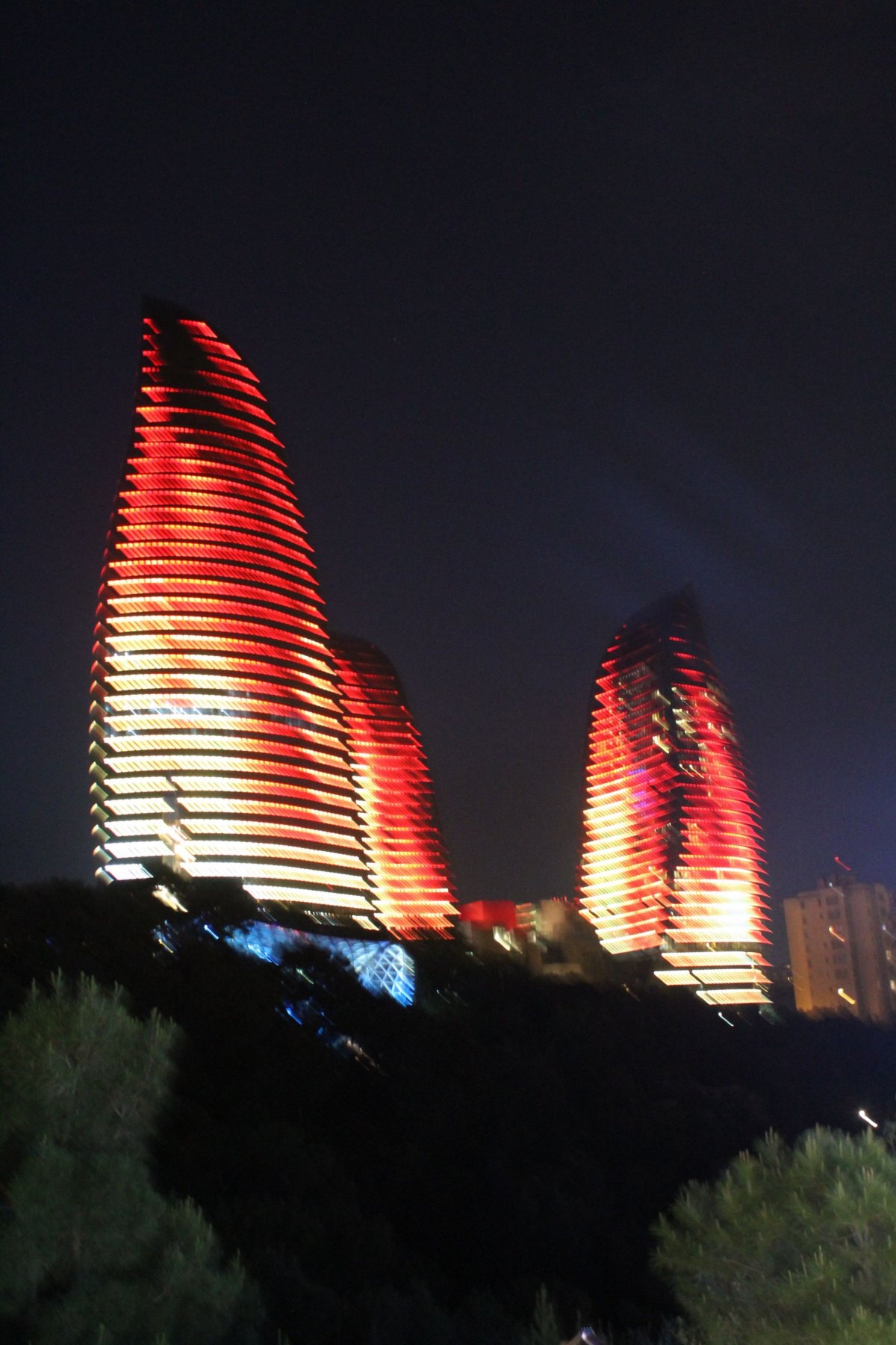 Flame Towers v noci