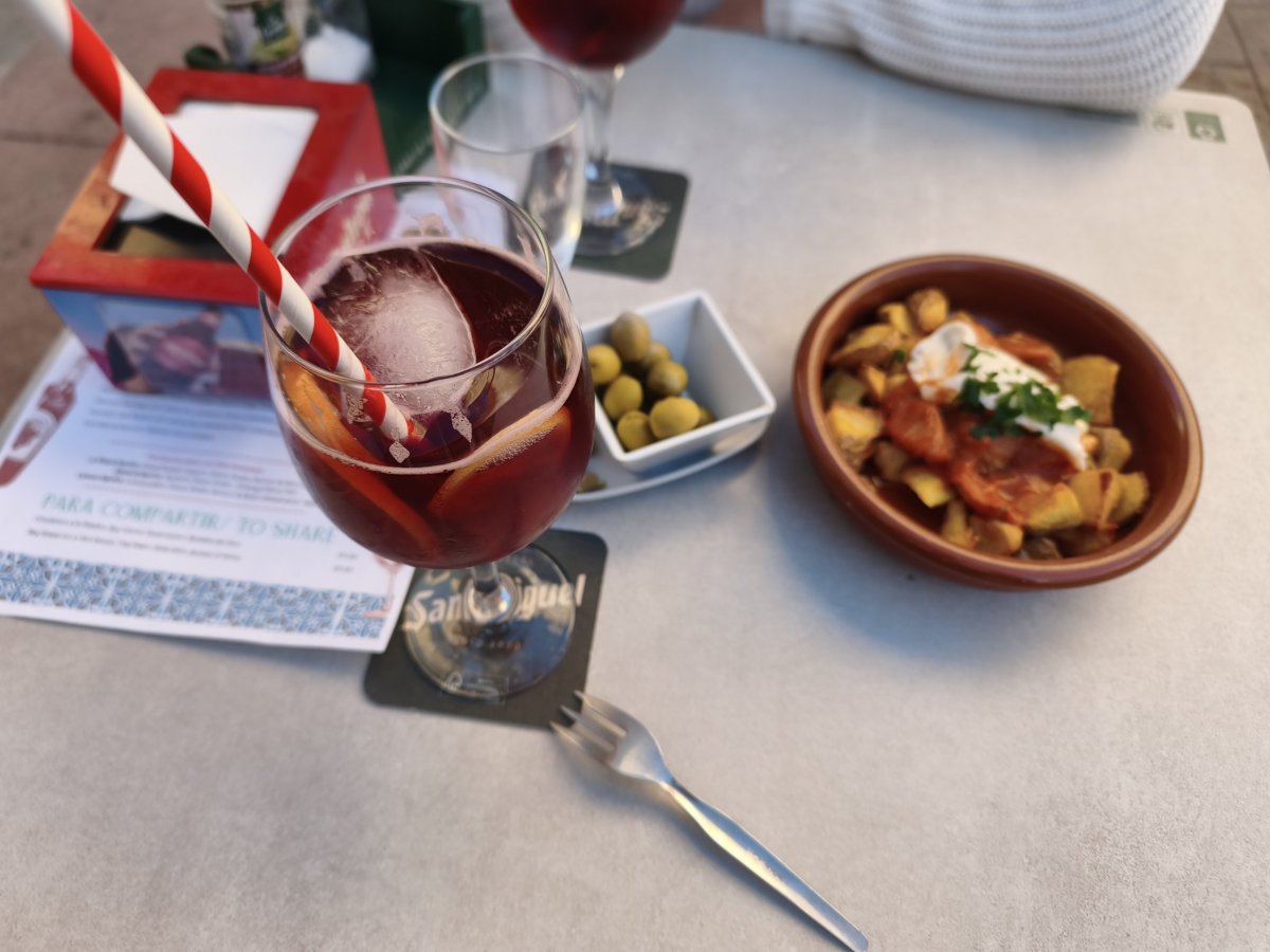 Sangria a patatas bravas