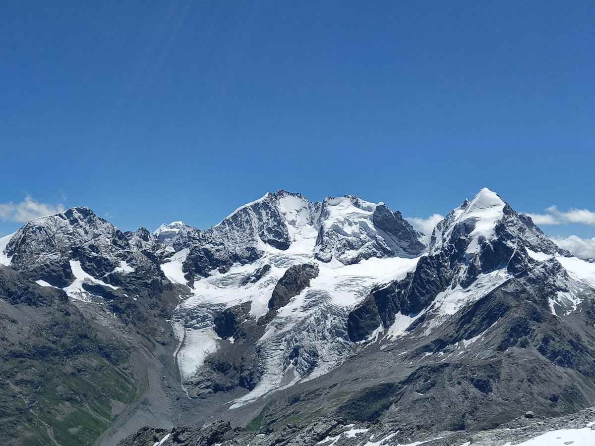 Piz Bernina (4047 m.n.m.) - nejvyšší hora oblasti a jediný vrchol nad 4000 m.n.m. 