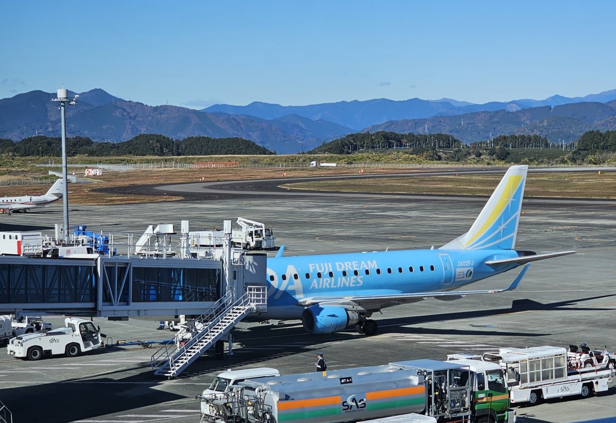 Modré letadlo Fuji Dream Airlines