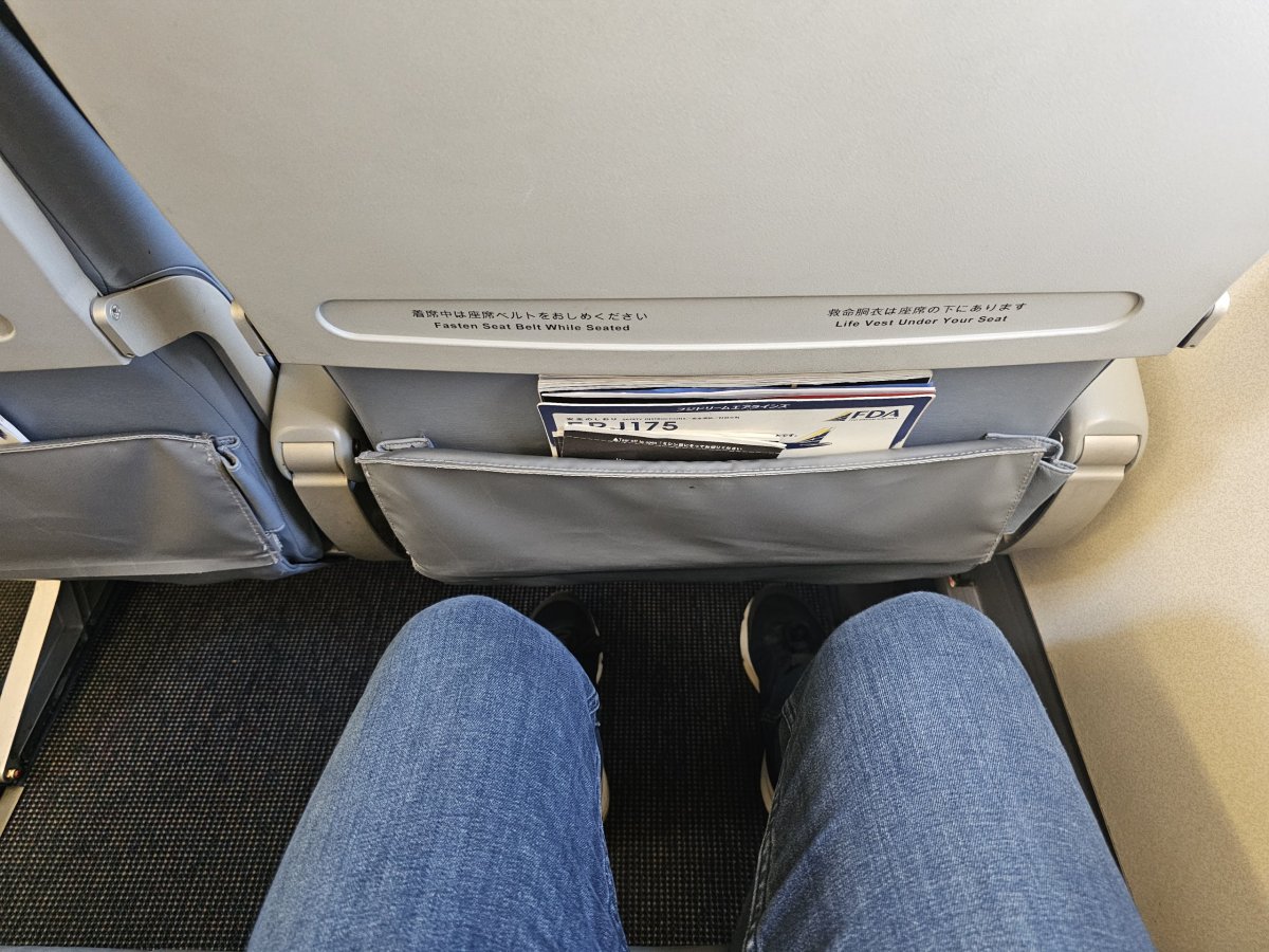 Prostor pro nohy, Embraer 170, FDA