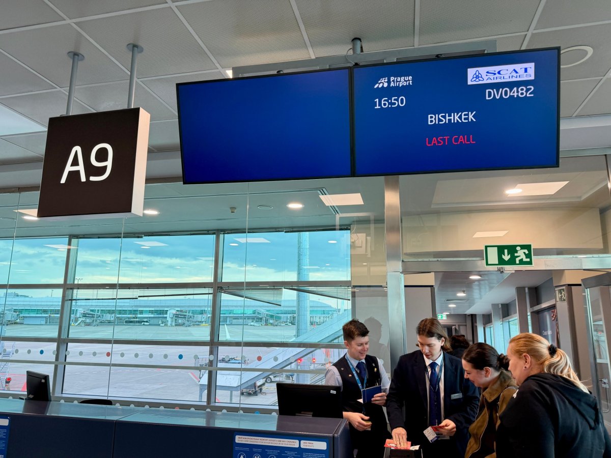 Boarding na let do Sanya přes Biškek