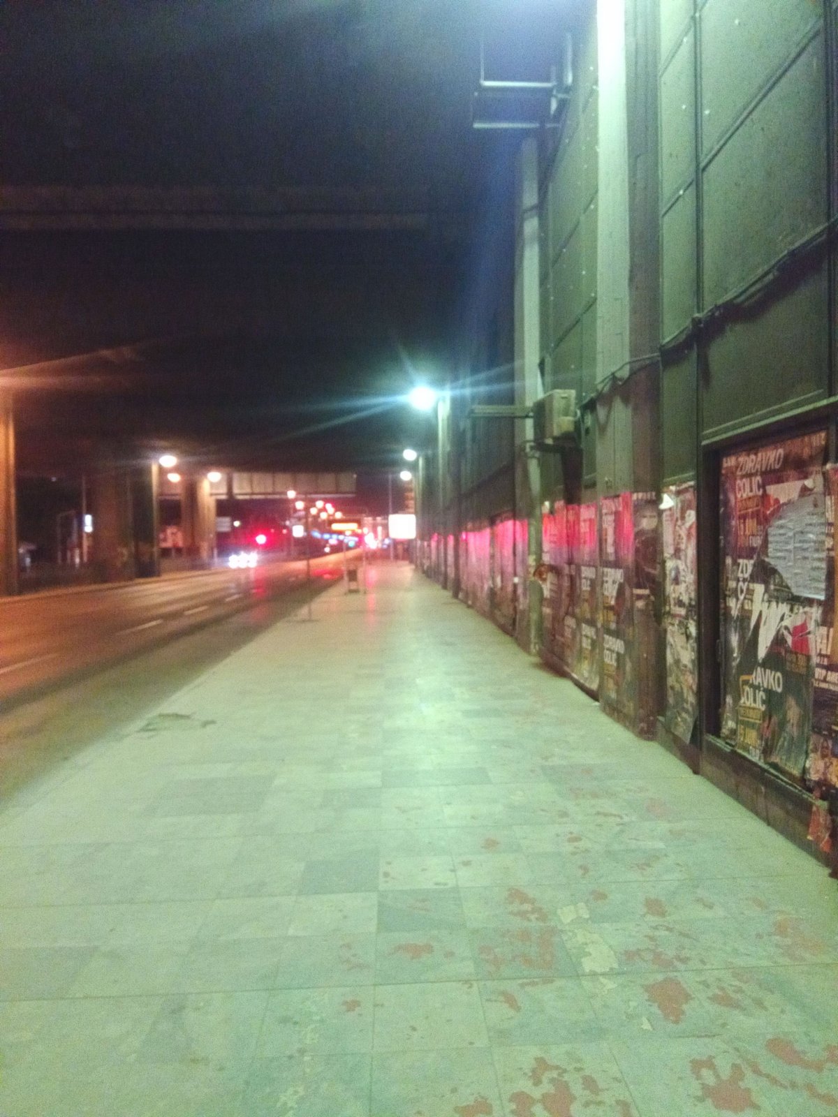 Autobusové a vlakové nádraží ve Skopje uprostřed noci.