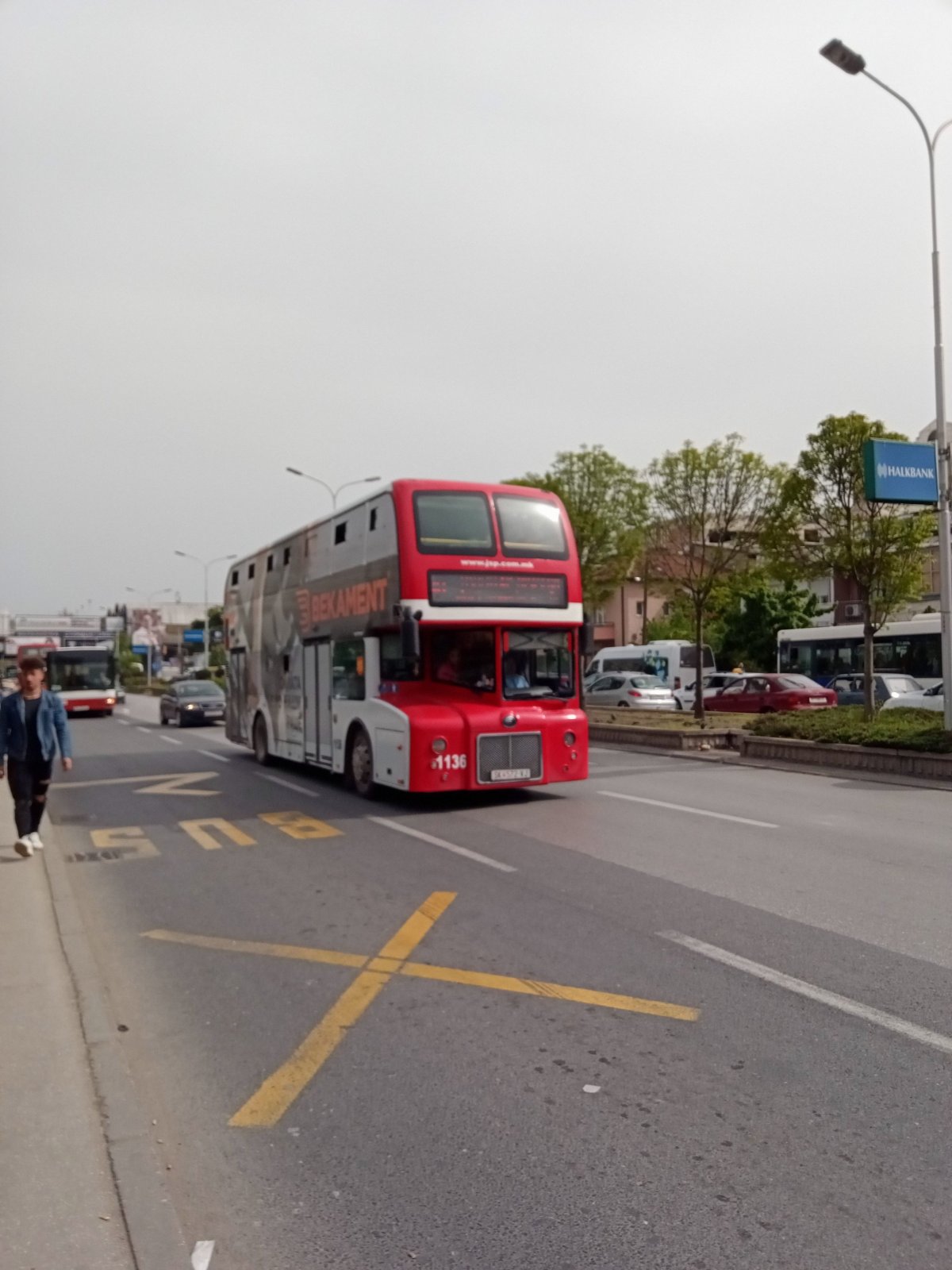 Double-decker v ulicích Skopje.