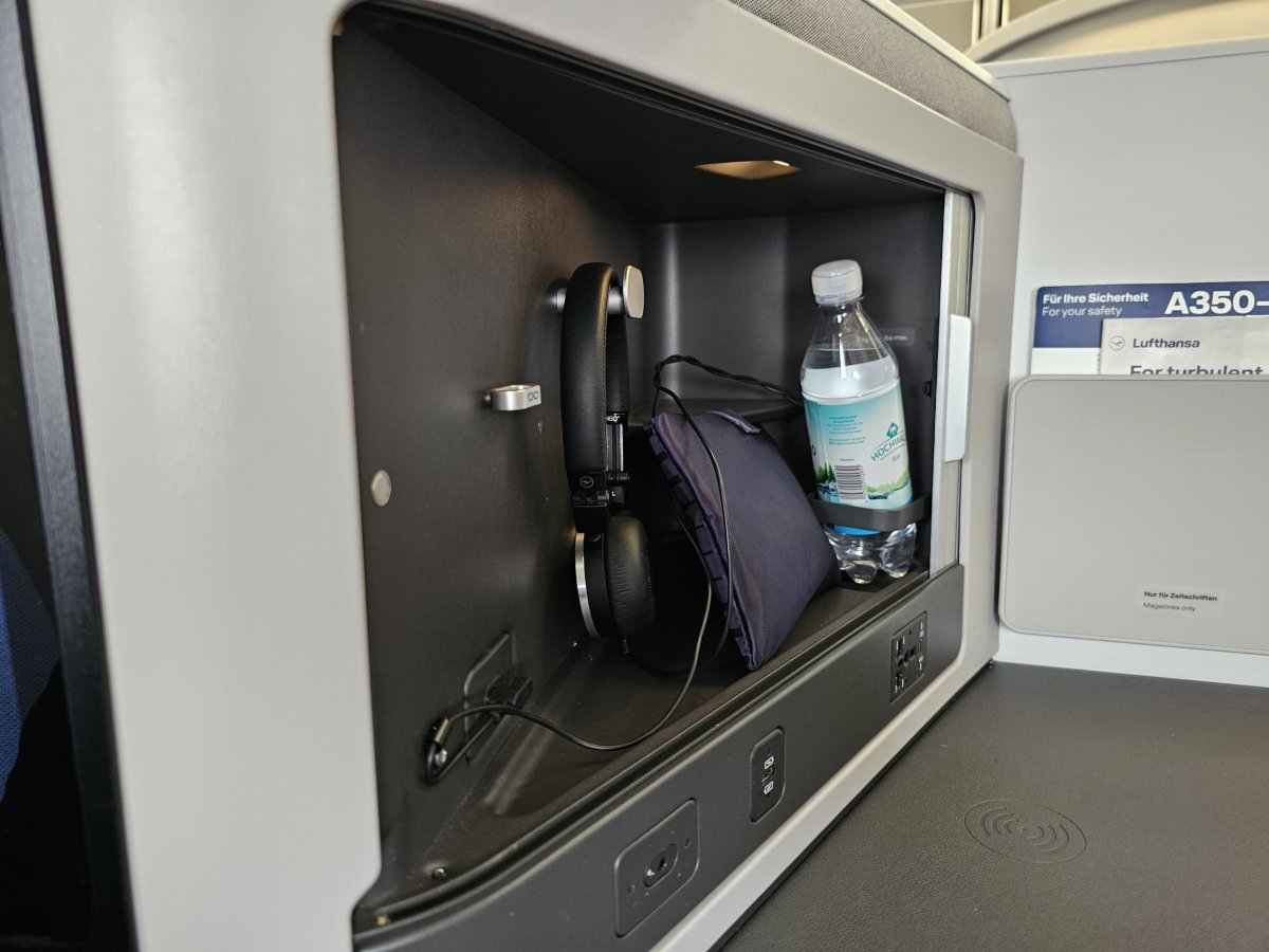 Sluchátka, voda a Amenity kit