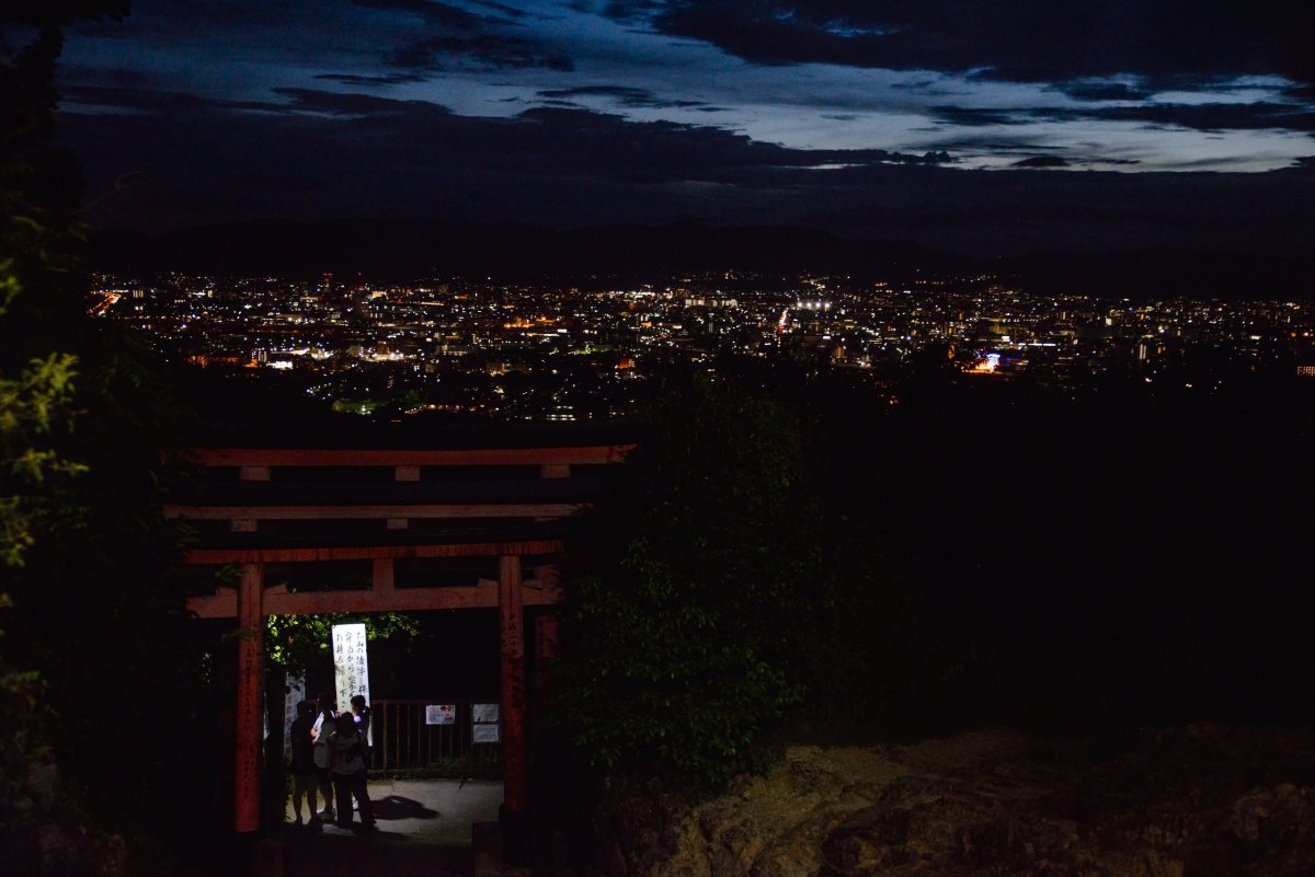 Výhled na večerní Kyoto