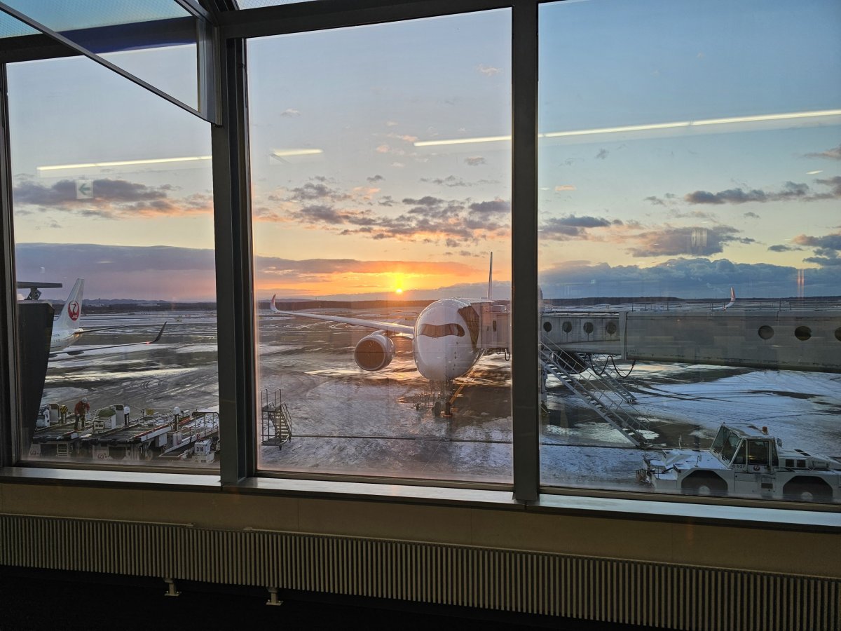 Výhled na letištní plochu z tranzitní zóny