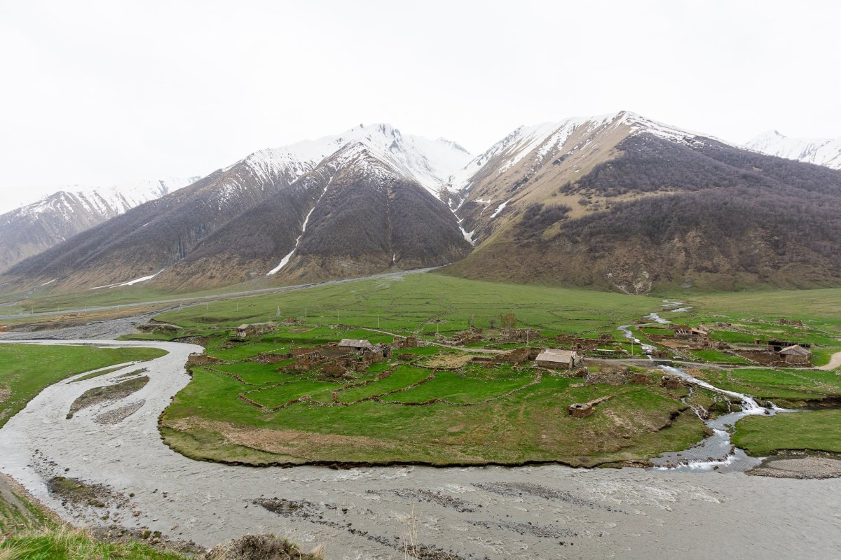 Rozpadlá vesnice Ketrisi, v pozadí je vidět sesuv, který zasypal druhé minerálkové jezírko
