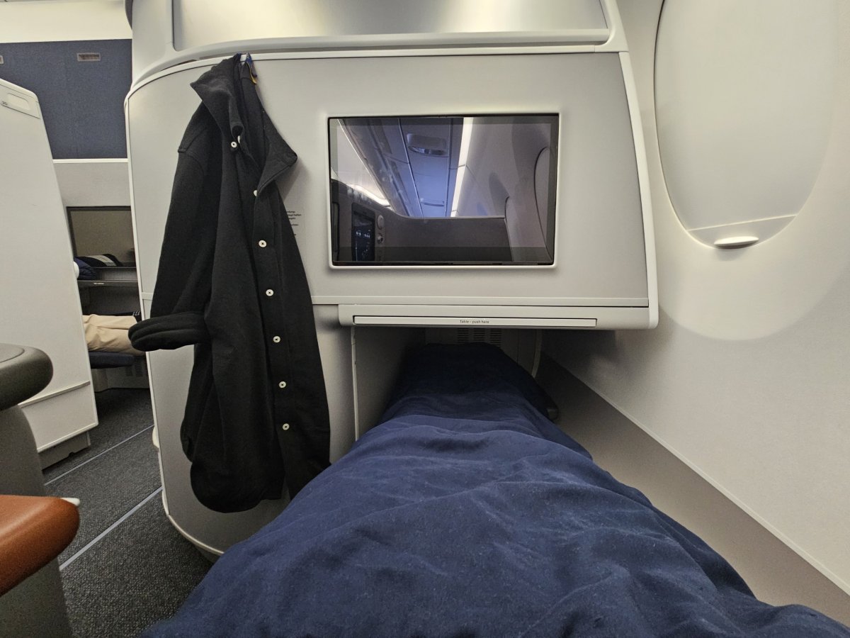 Ležení na rozložené sedačce