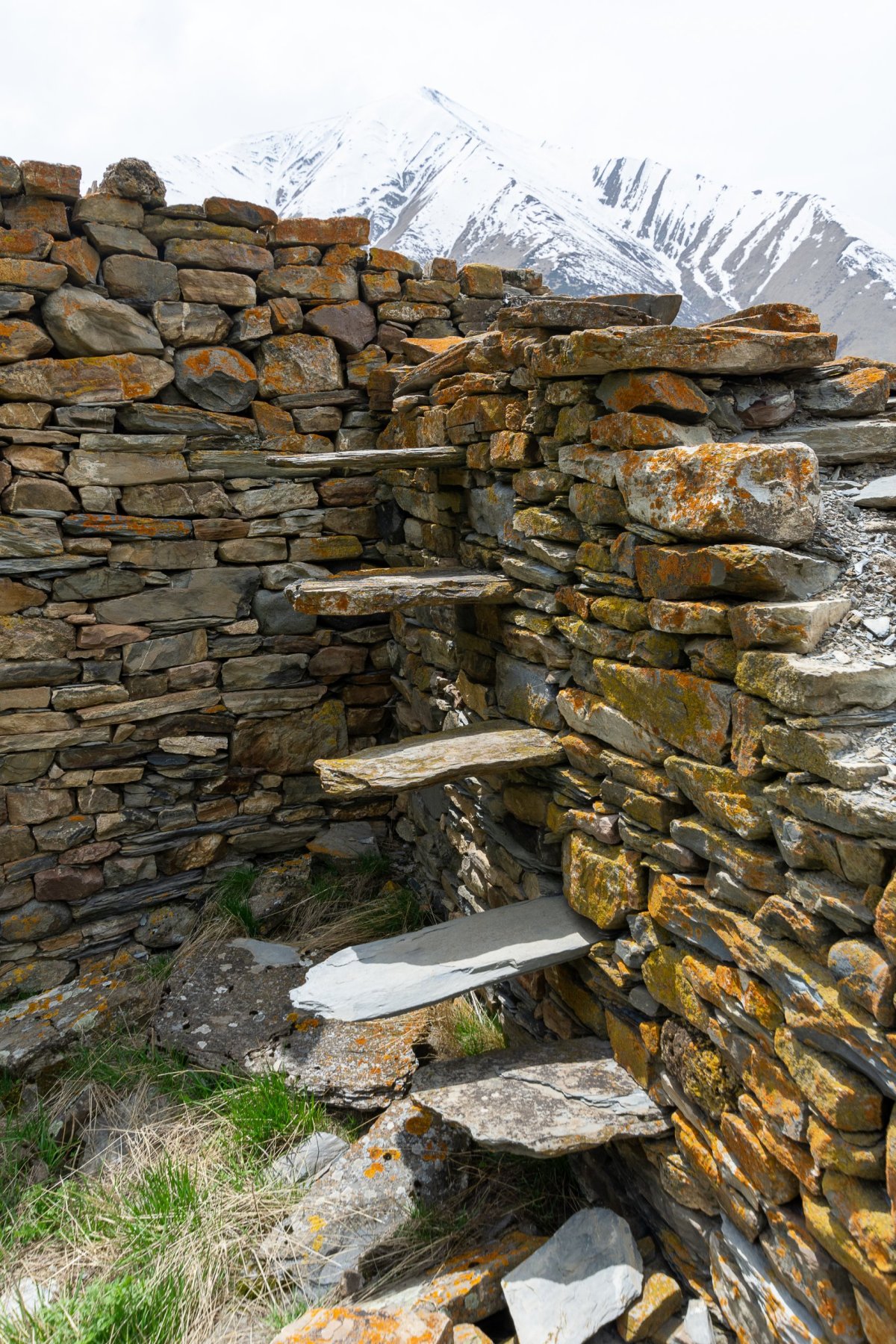 Kamenné schodiště v pevnosti Zakagori 
