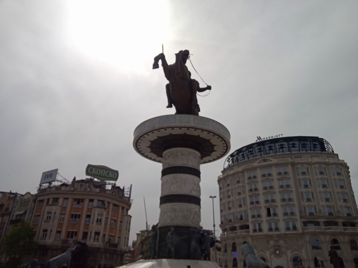 Socha jezdce na koni, alias Alexandra Velikého.