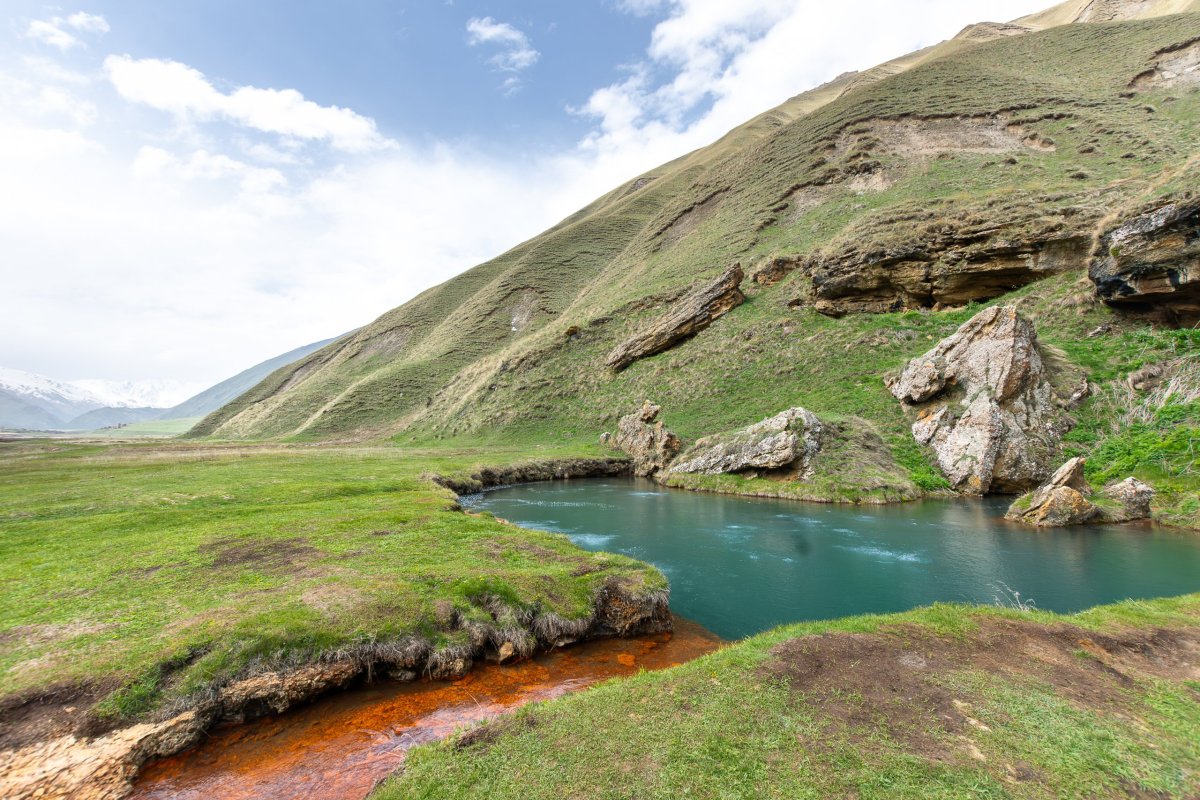 Probublávající mierálkové jezírko, úplná přírodní výřivka