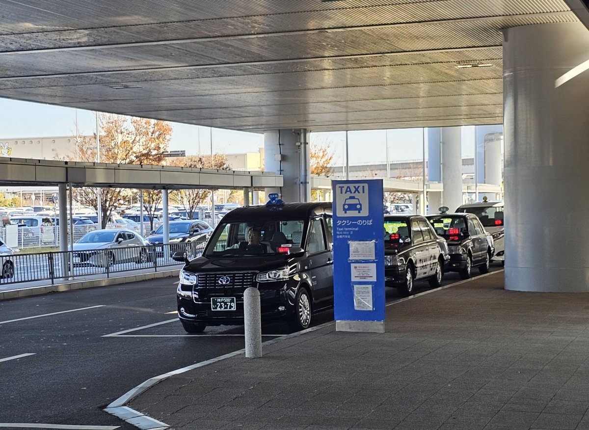 Stanoviště taxi před terminálem 1