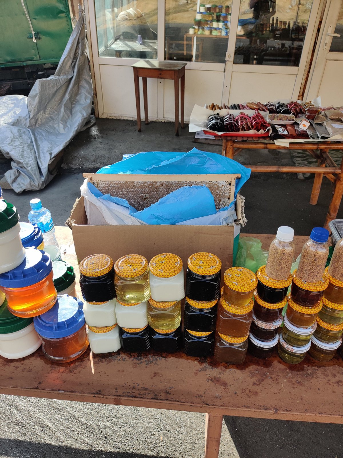 Prodej medu na silnici u hranic s Ruskem