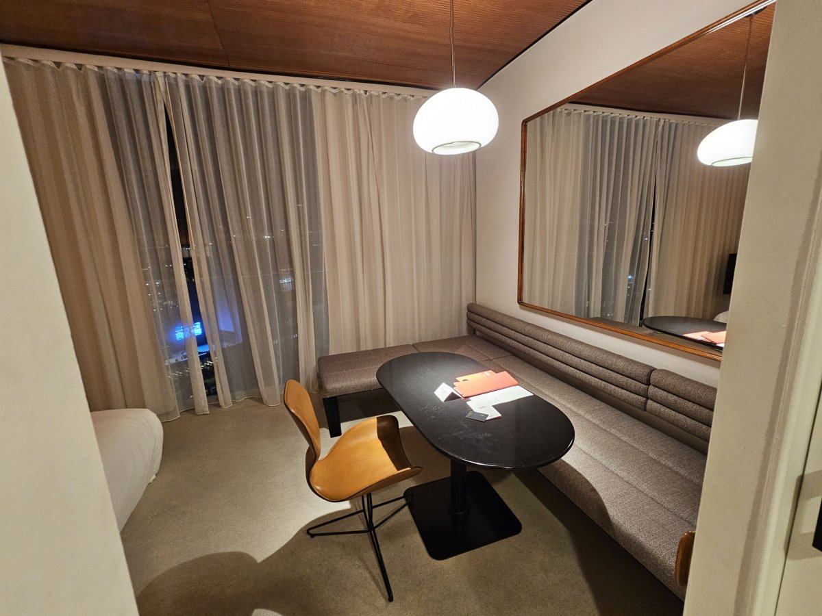 Pokoj, stůl a sedačky