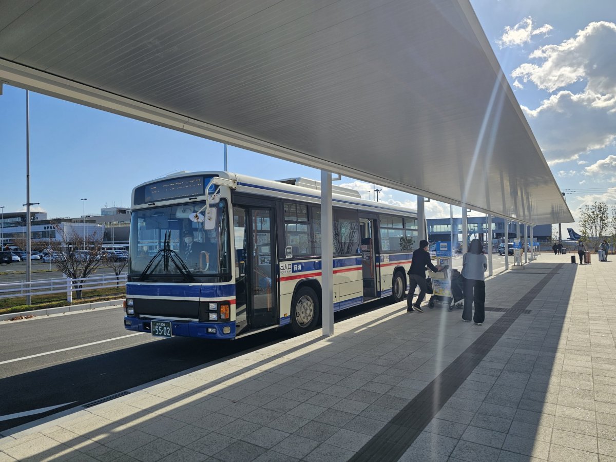 Kyvadlový autobus mezi terminály a přístavištěm lodě