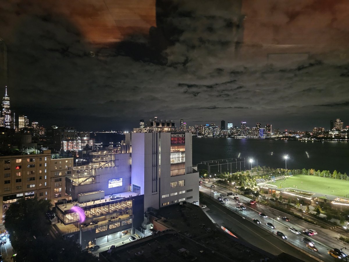 Noční výhled na řeku Hudson