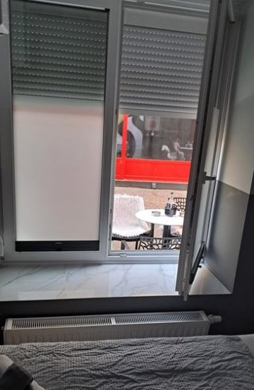 Pohled z okna našeho pokoje přímo na stoleček na pěší zóně