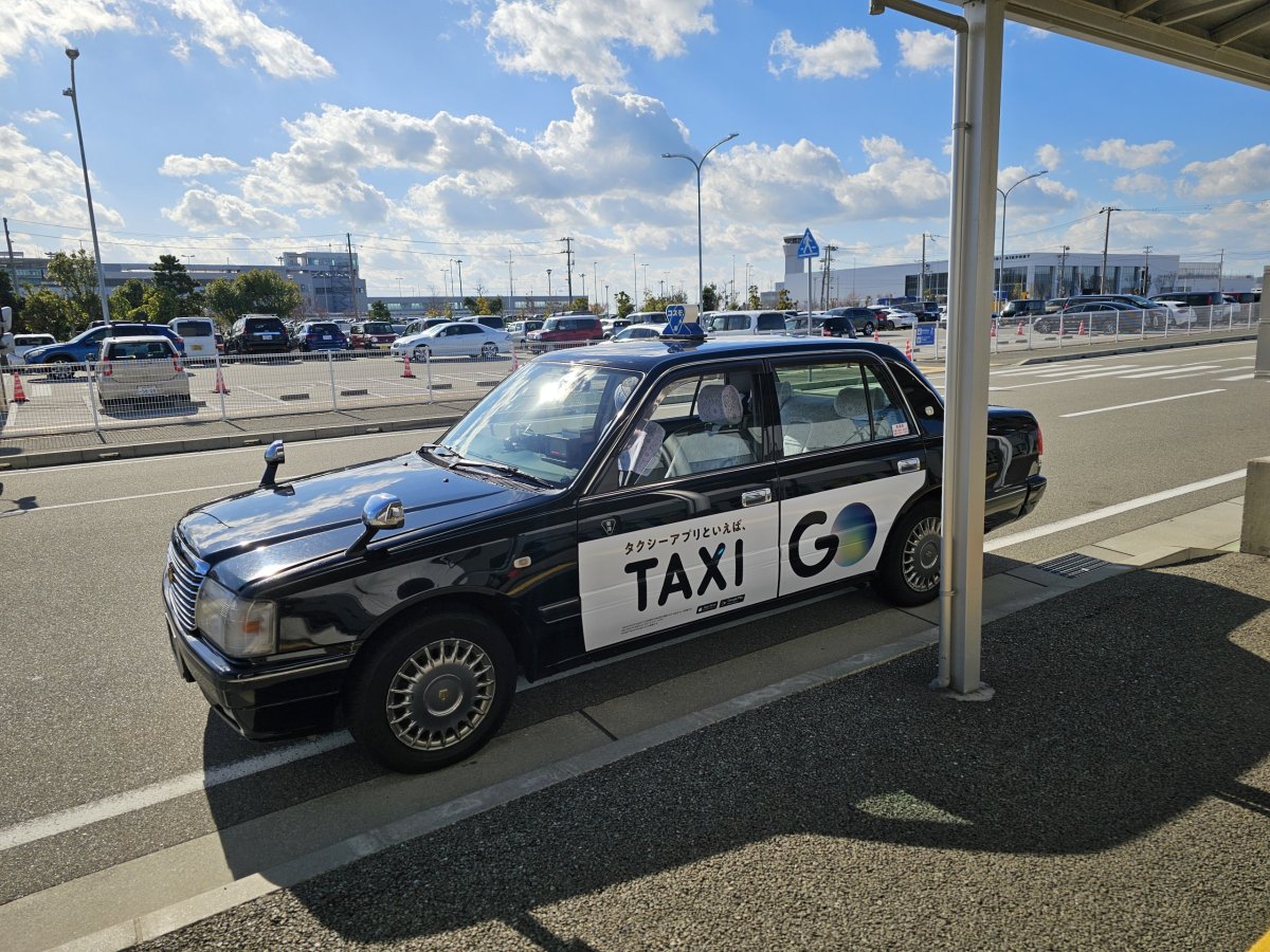 Taxi před letištěm