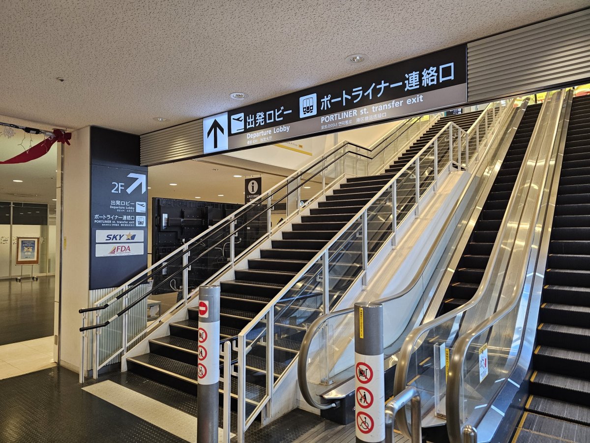 Schodiště směrem k monorailu Portliner