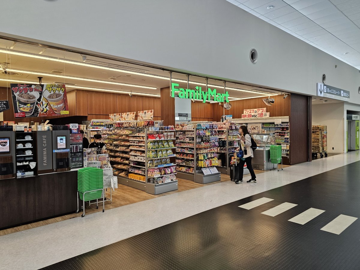 FamilyMart, terminál 1, veřejná část