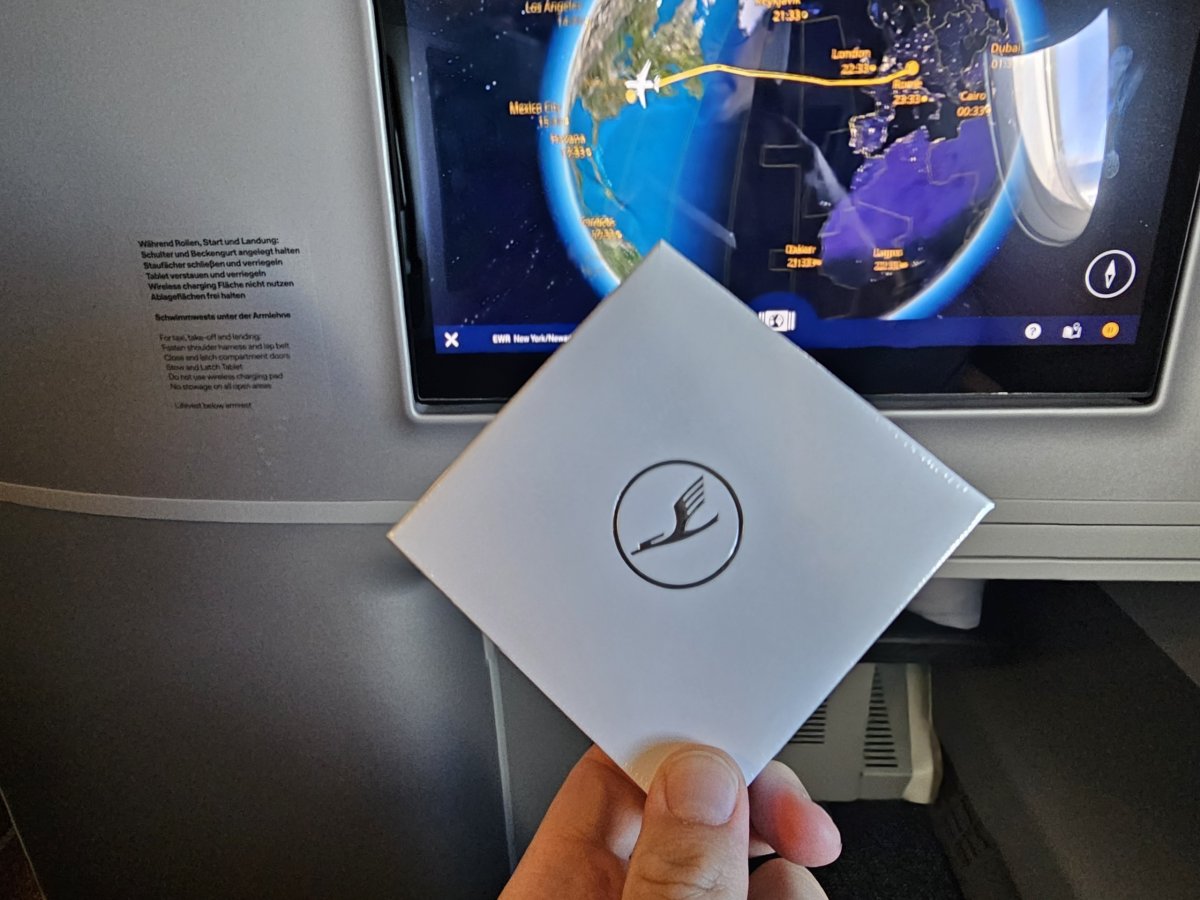 Krabička s čokoládou před přistáním