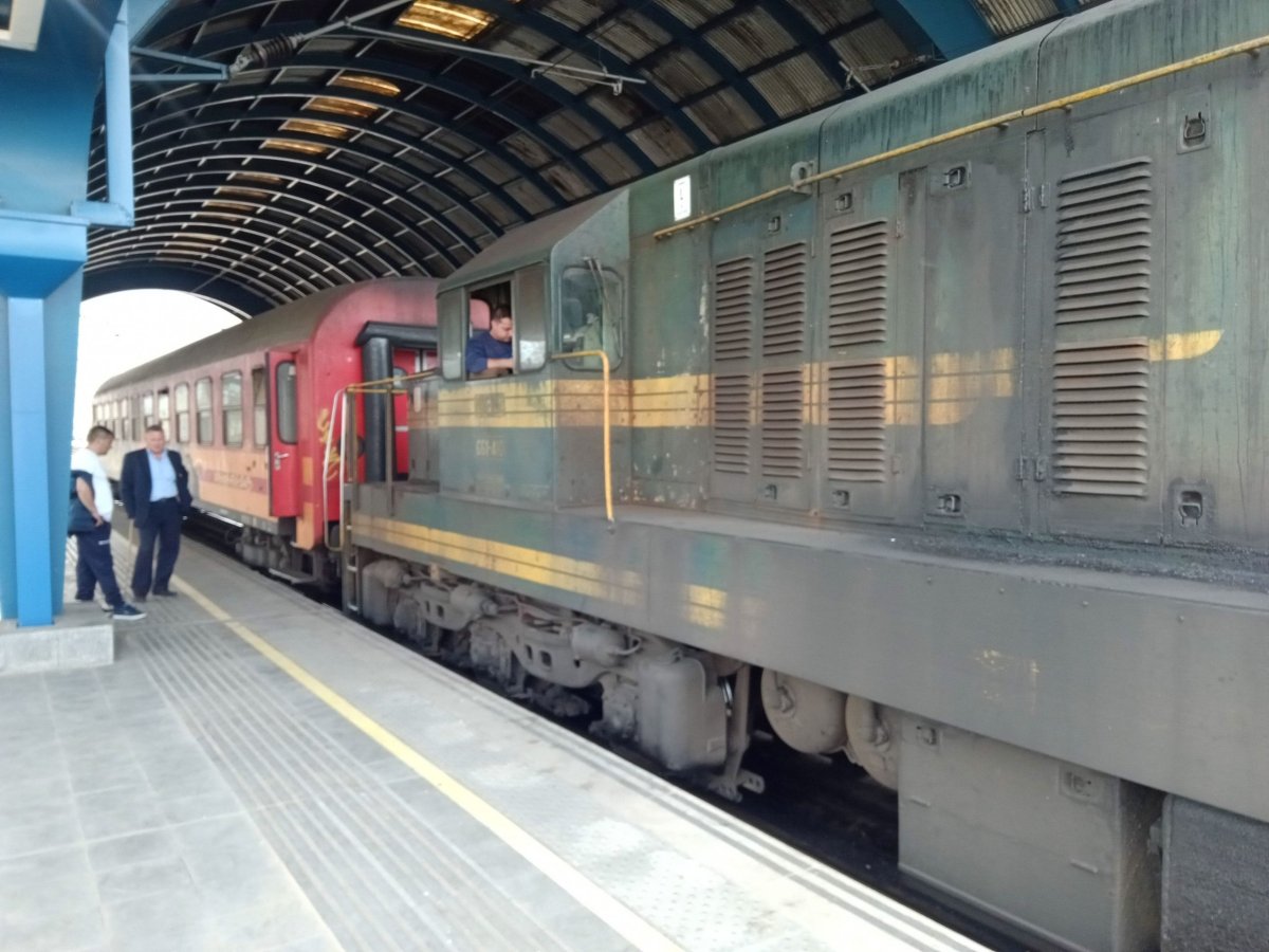 Mezinárodní rychlík do Prištiny na nádraží ve Skopje.